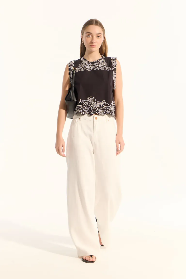 Top con bordados y volados en las mangas, para un look elegante y sofisticado de Portsaid en Tops para argentina