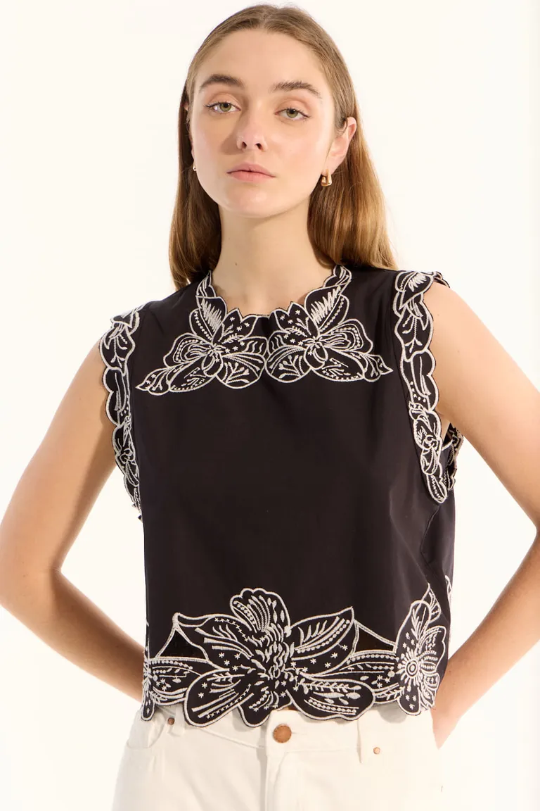 Top con bordados y volados en las mangas, para un look elegante y sofisticado de Portsaid en Tops para argentina