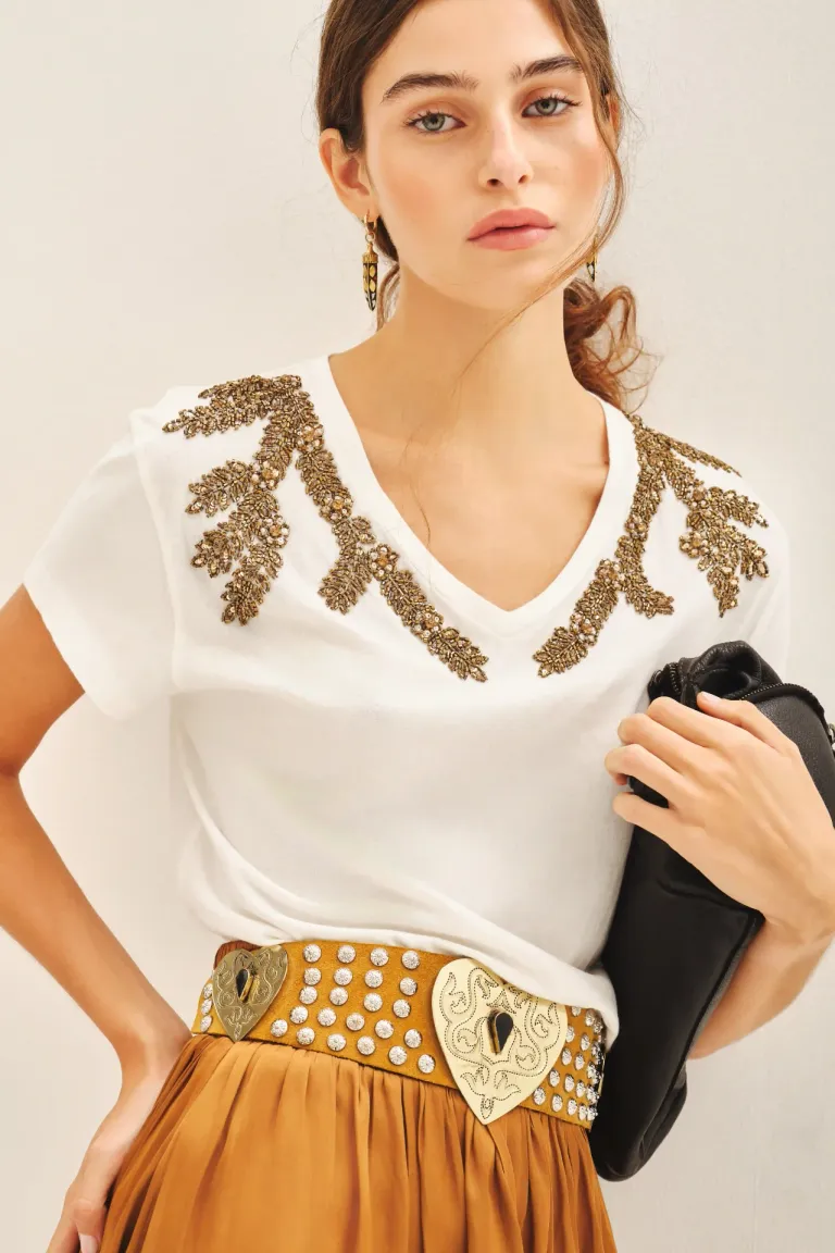 Remera con bordado botánico de piedras y lentejuelas en escote de Rapsodia en Remeras para argentina