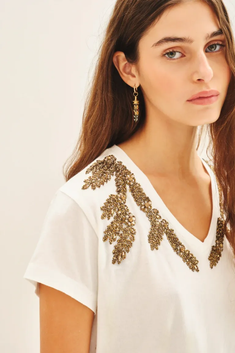 Remera con bordado botánico de piedras y lentejuelas en escote de Rapsodia en Remeras para argentina