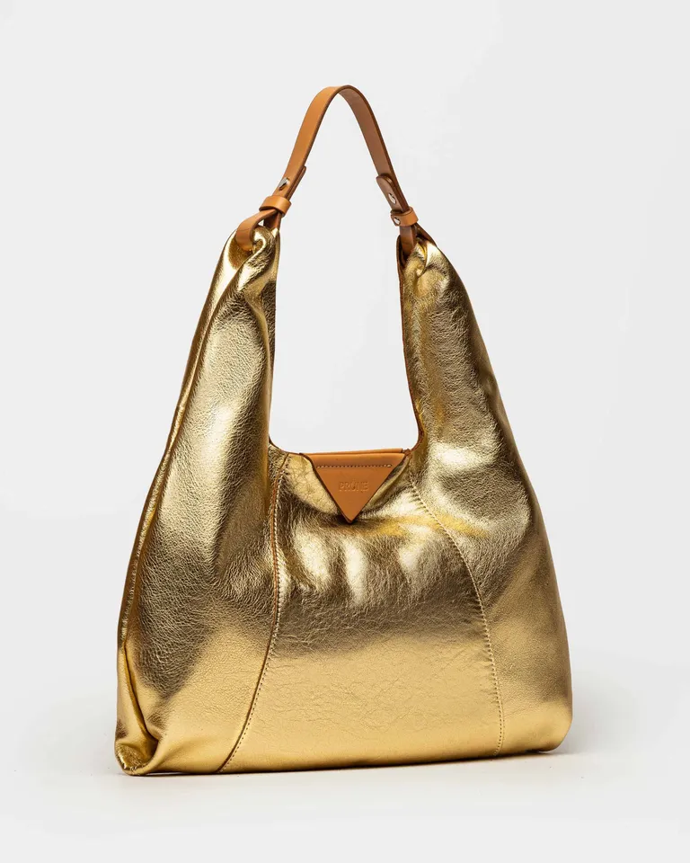 Cartera de hombro de cuero metalizado en tono dorado, ideal para uso diario y formal de Prüne en Bolsos y Carteras para argentina