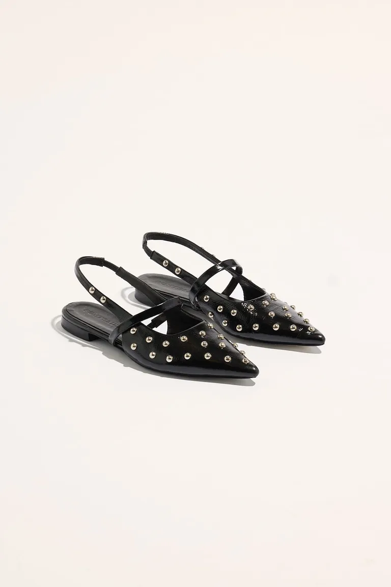 Sandalias en cuero negro con tachas, un clásico elegante y atemporal para todo el año de Portsaid en Sandalias para argentina