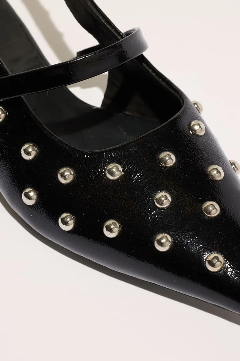 Sandalias en cuero negro con tachas, un clásico elegante y atemporal para todo el año de Portsaid en Sandalias para argentina