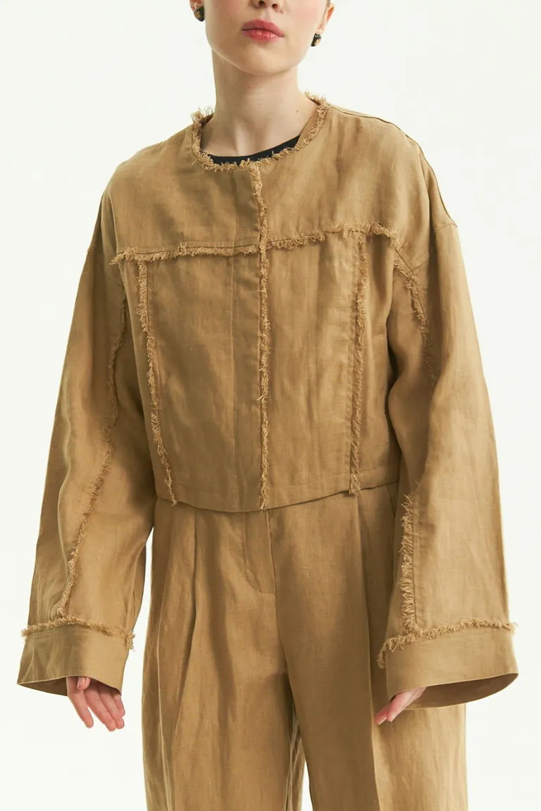 Chaqueta corta de lino con detalles desflecados, el toque perfecto para un look elegante y descontracturado de Las Pepas en Chaquetas para argentina