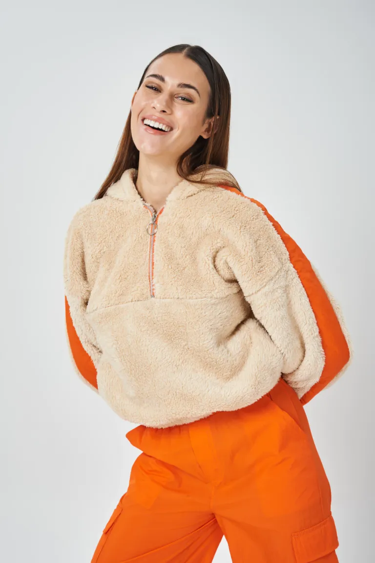 Acogedor buzo de diseño clásico para mujer de Apricot en Buzos y Sweaters para argentina