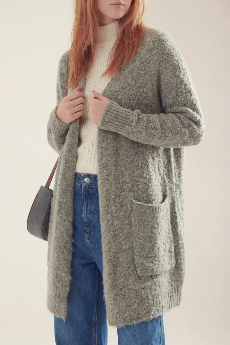 Tapado tejido de largo medio con frente abierto y calce holgado de Akiabara en Tapados para argentina