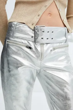 Pantalón metalizado con cinturón de Mango en Pantalones para argentina