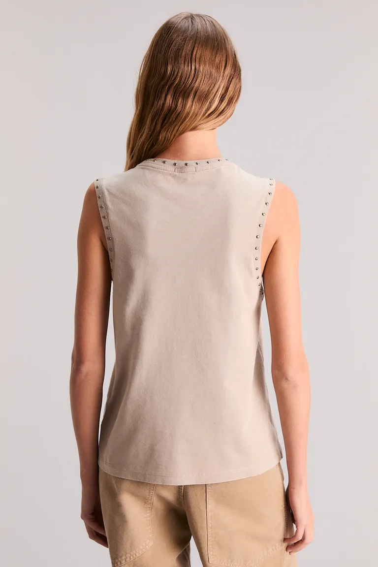 Musculosa de corte recto en tono beige, diseño elegante y minimalista de Kosiuko en Remeras para argentina