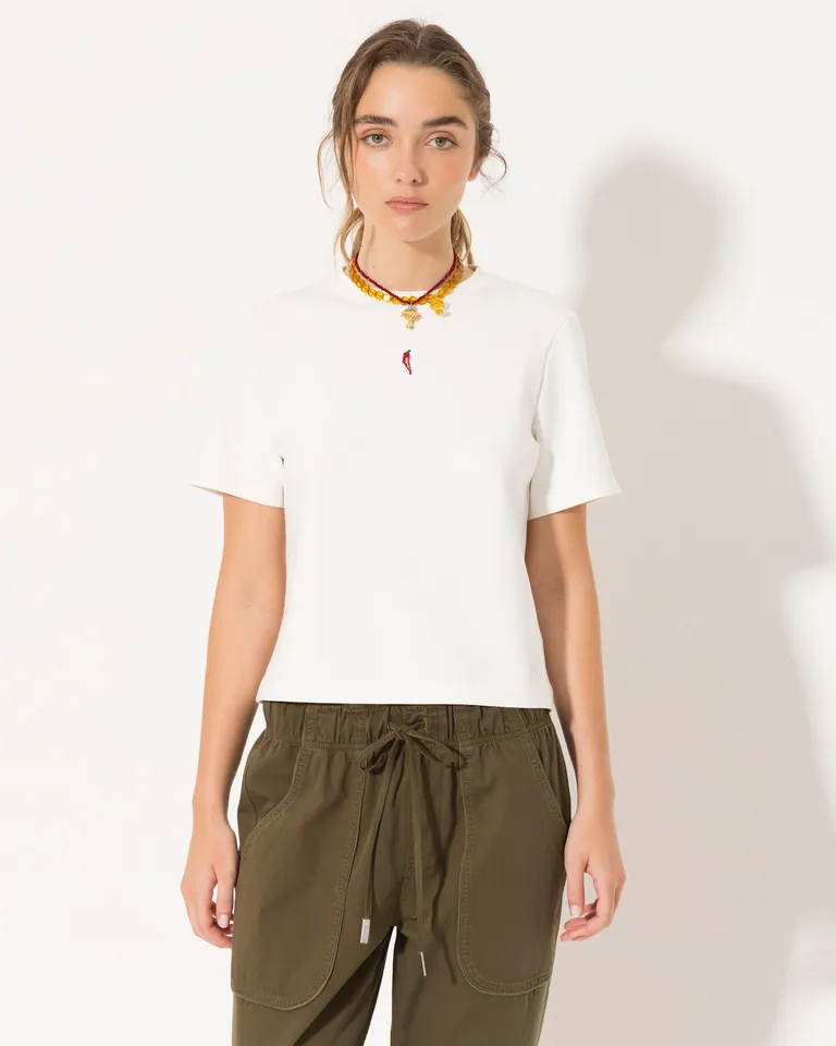 Remera de diseño bordado en blanco, ideal para uso casual y diario de Jazmin Chebar en Remeras para argentina