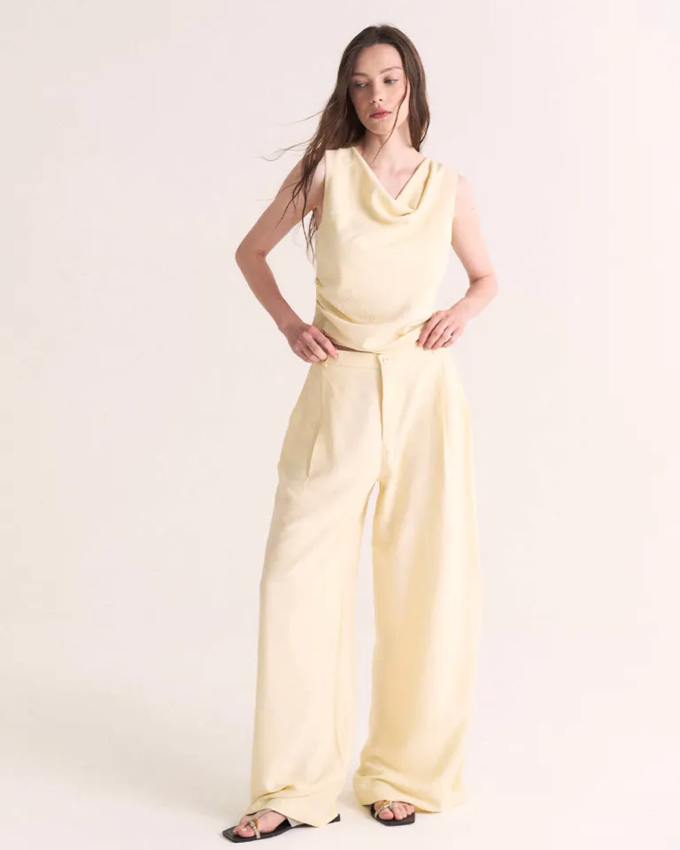 Pantalón palazzo con pliegues frontales, bolsillos laterales y cintura alta con fruncido posterior de Sky en Pantalones para argentina