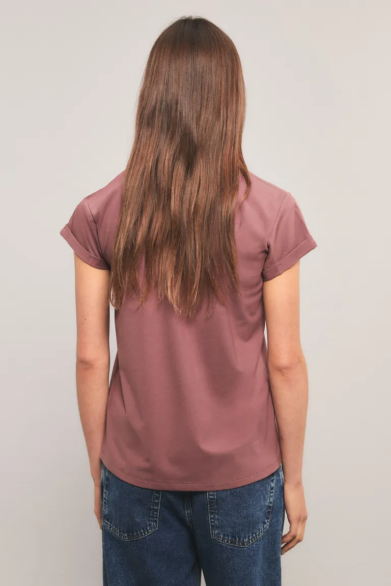 Remera de calce regular con cuello redondo y mangas cortas con detalle bordado de Kosiuko en Remeras para argentina