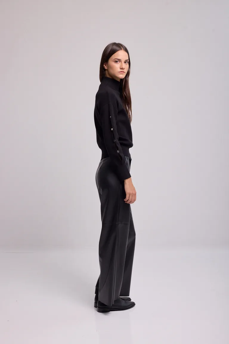 Sweater de punto con cuello alto y botones decorativos en mangas de corte recto de Kill en Buzos y Sweaters para argentina