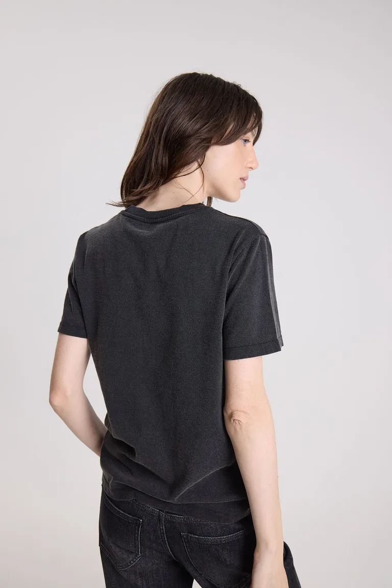 Remera manga corta con cuello redondo y diseño gráfico estampado en el frente de Maria Cher en Remeras para argentina