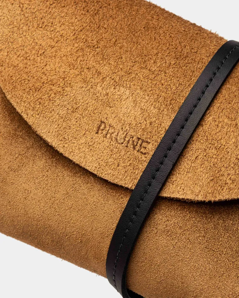 Bolso de mano de gamuza en tono marrón con solapa y cierre práctico de Prüne en Bolsos y Carteras para argentina