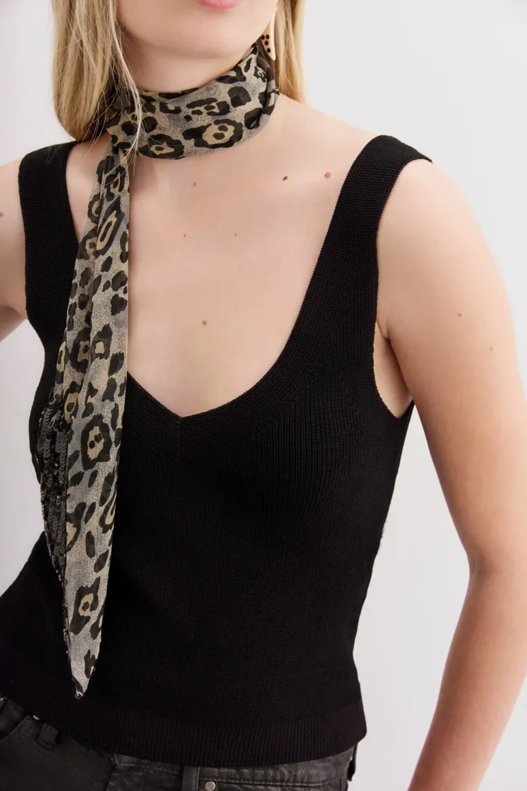 Musculosa negra de escote pronunciado, de punto compacto y calce ajustado de Rapsodia en Tops para argentina