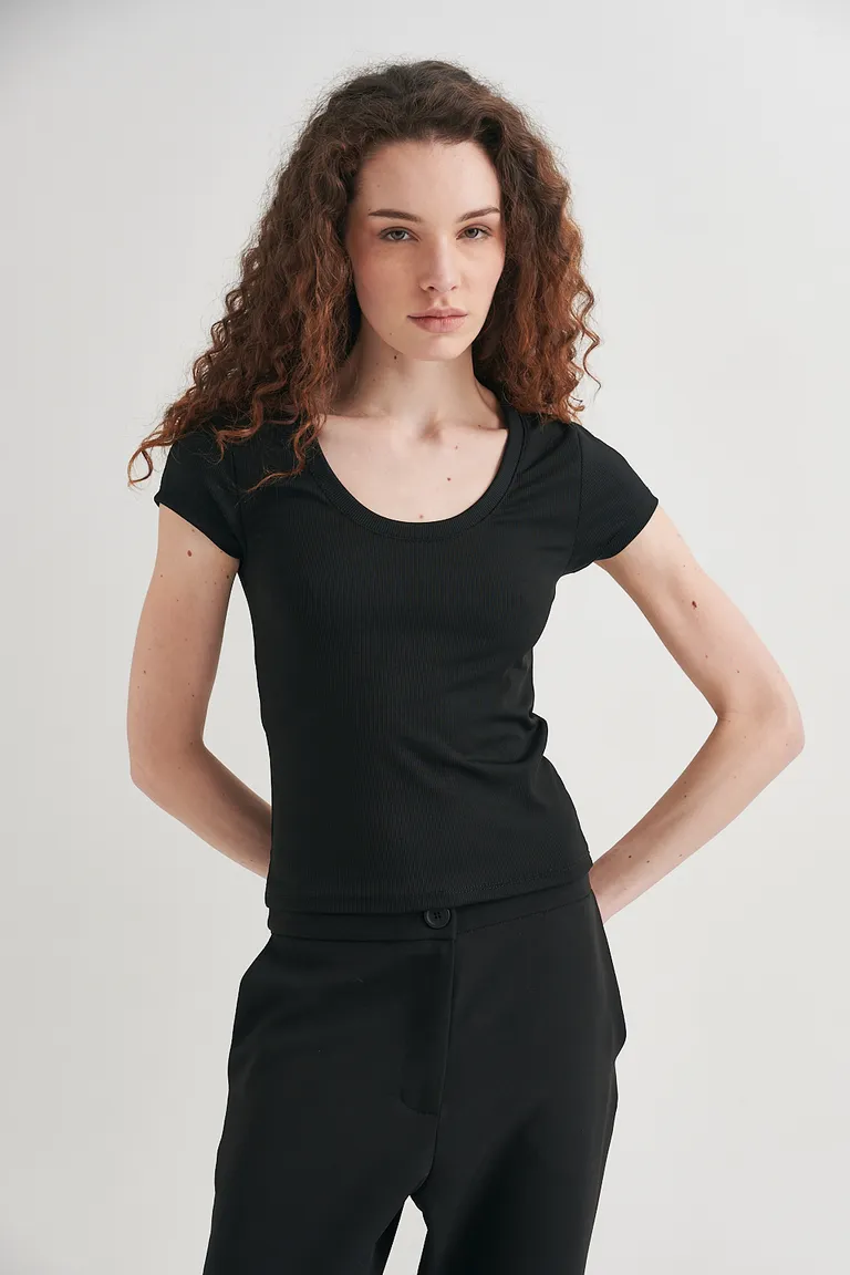 Remera de tela ribb de diseño clásico y calce ajustado de Sweet en Remeras para argentina