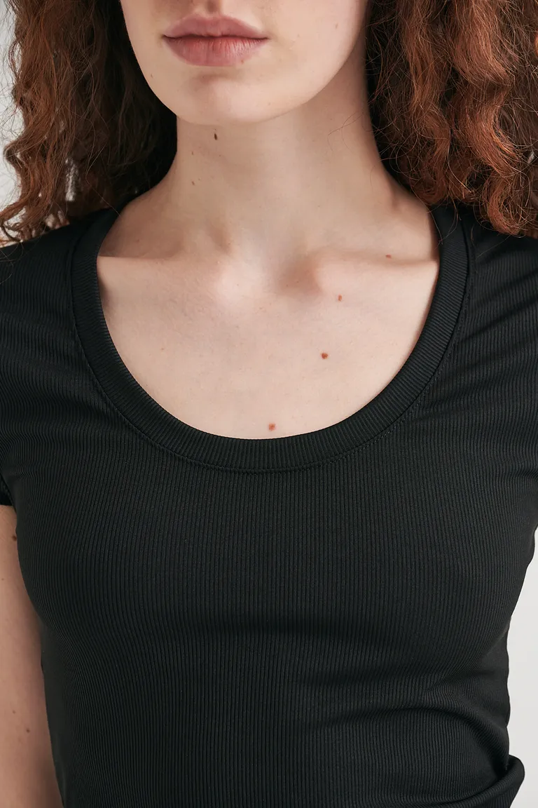 Remera de tela ribb de diseño clásico y calce ajustado de Sweet en Remeras para argentina