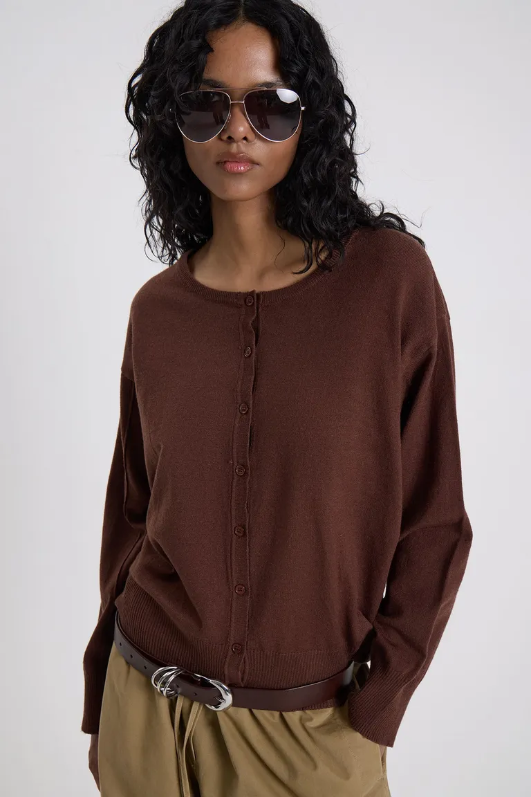 Cardigan de punto con botones frontales y detalle de costura en mangas de Maria Cher en Buzos y Sweaters para argentina