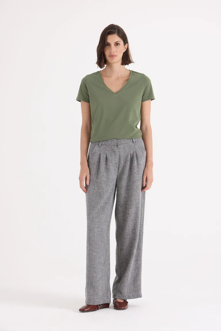 Remera básica de mujer con escote en V y mangas cortas de calce recto de Yagmour en Remeras para argentina