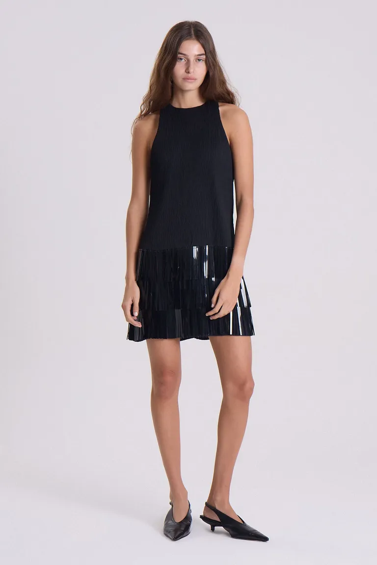 Vestido de corte corto con pliegues en la parte superior y falda de volantes brillantes de Maria Cher en Vestidos para argentina