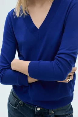 Remera tejida cuello pico de Mango en Buzos y Sweaters para argentina