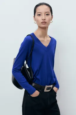 Remera tejida cuello pico de Mango en Buzos y Sweaters para argentina