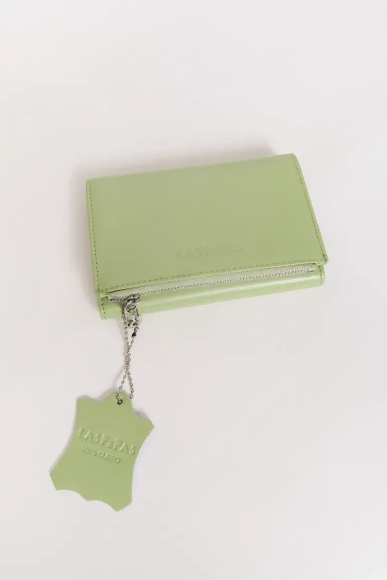 Billetera de cuero verde, práctica y de tamaño compacto con tarjetero y bolsillo con cierre de Las Pepas en Billeteras y Monederos para argentina