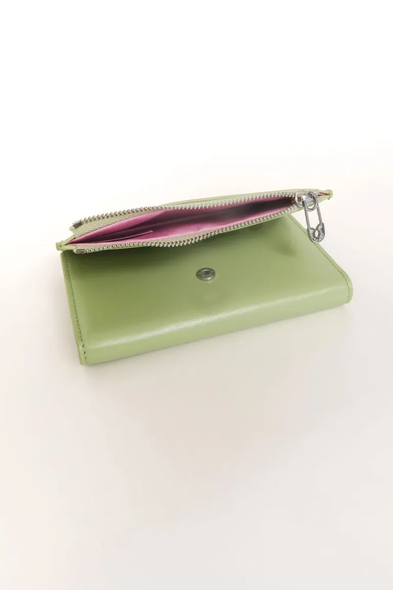 Billetera de cuero verde, práctica y de tamaño compacto con tarjetero y bolsillo con cierre de Las Pepas en Billeteras y Monederos para argentina