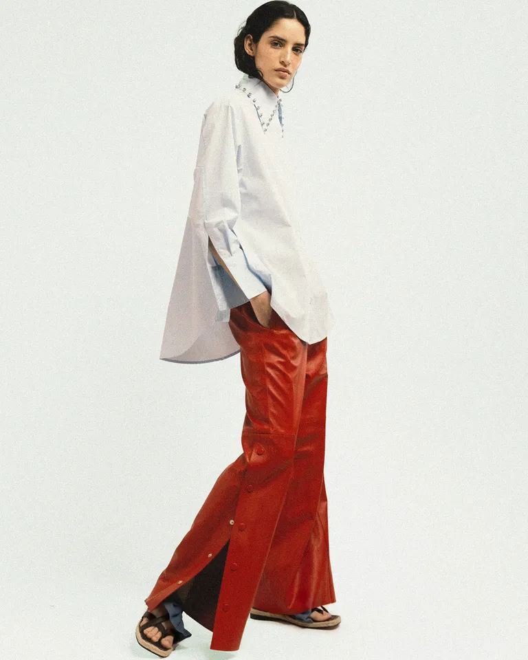 Pantalón de cuero ovino de silueta amplia con detalles distintivos de Jazmin Chebar en Pantalones para argentina