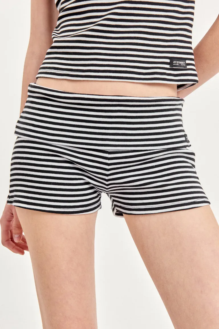 Short de diseño rayado para mujer, actualiza tu estilo con este práctico y cómodo básico de verano de 47 Street en Shorts para argentina