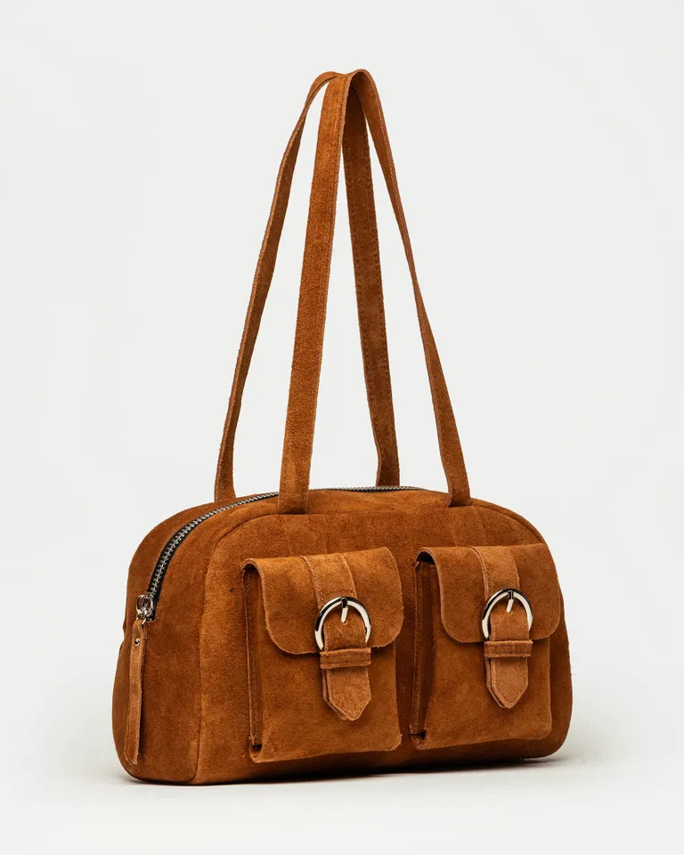 Cartera de hombro con bolsillos frontales y hebillas metálicas decorativas de Prüne en Bolsos y Carteras para argentina