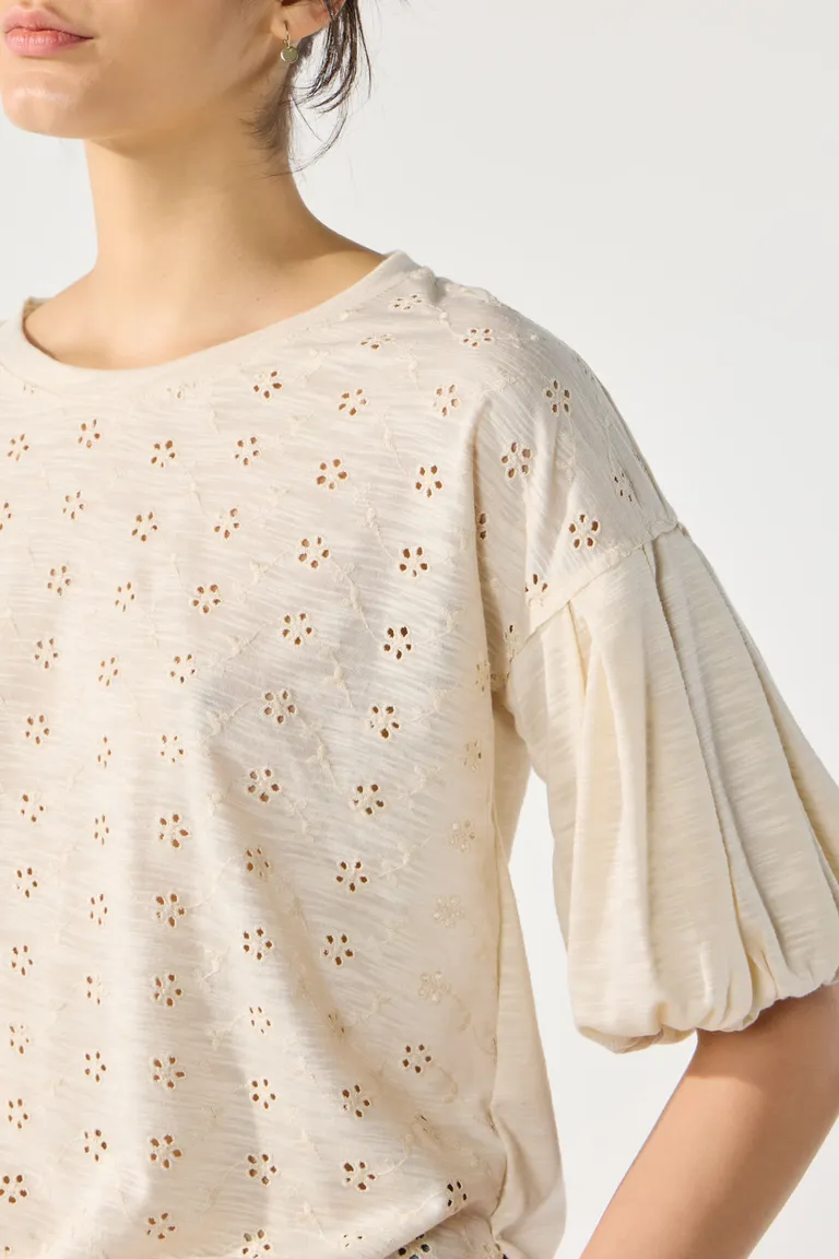 Remera de jersey bordada con mangas abullonadas y escote redondo de Cuesta Blanca en Remeras para argentina