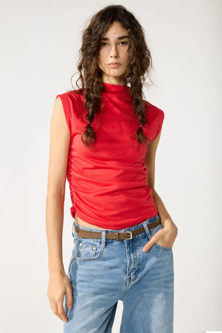 Remera de punto con diseño fruncido, perfecta para uso diario de Cuesta Blanca en Remeras para argentina