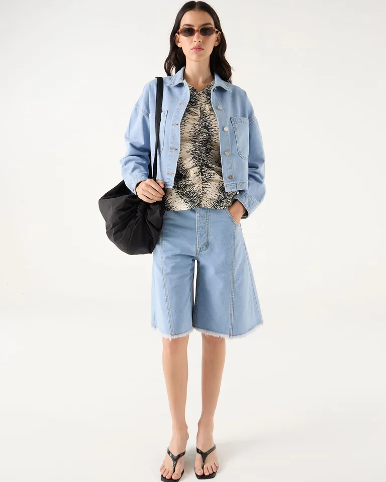 Bermuda ancha estilo denim con tiro medio y terminación al corte de Furzai en Shorts para argentina