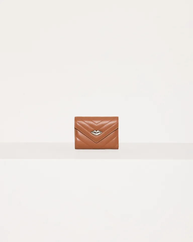 Sofisticada billetera de cuero con cierre magnético y diseño matelaseado de Jazmin Chebar en Billeteras y Monederos para argentina