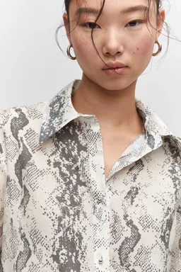 Camisa lyocell estampado serpiente de Mango en Camisas para argentina