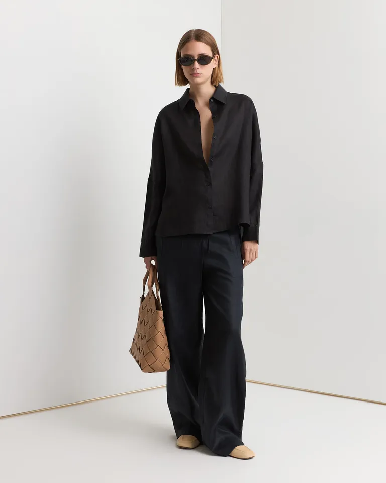 Camisa oversize de manga larga en tonalidad negra para un estilo elegante y sofisticado de Prüne en Camisas para argentina