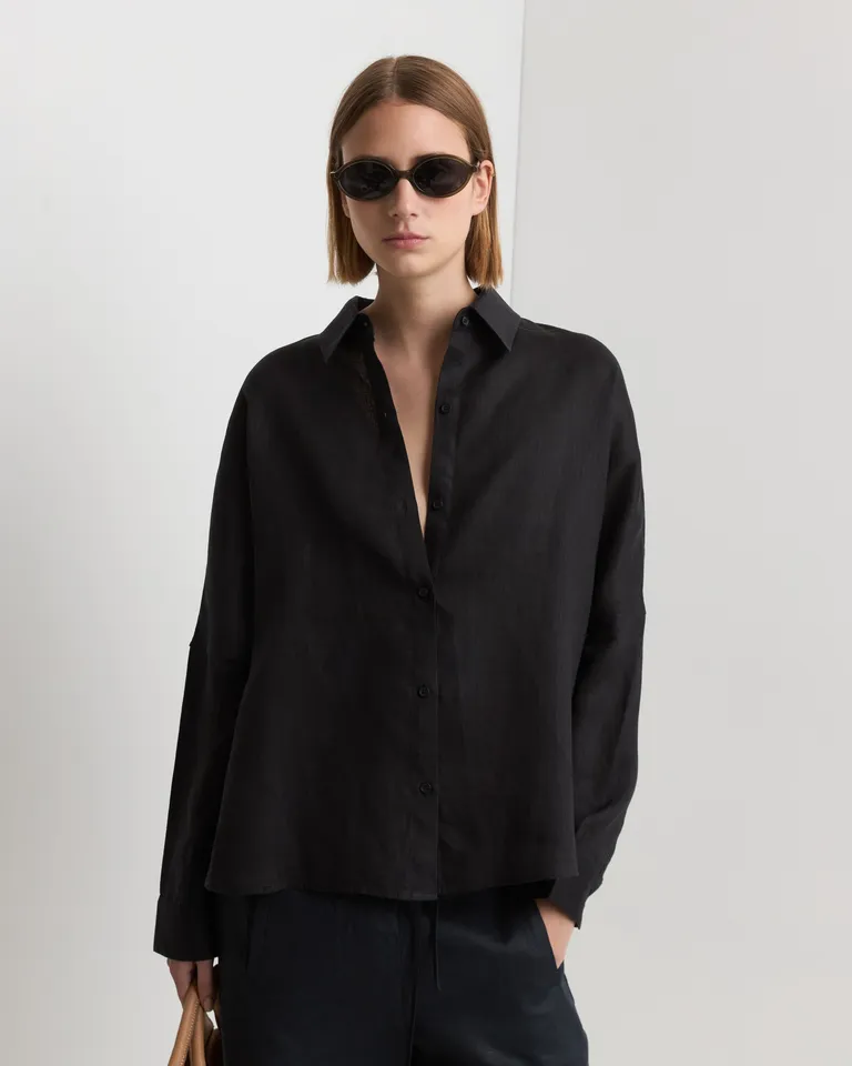 Camisa oversize de manga larga en tonalidad negra para un estilo elegante y sofisticado de Prüne en Camisas para argentina