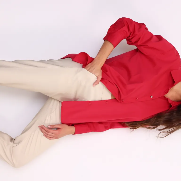 Camisa roja de poplin con bolsillo delantero - Prenda elegante y versátil para el guardarropa femenino de Yagmour en Camisas para argentina