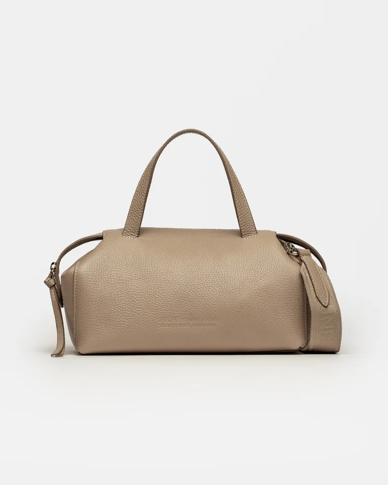 Cartera de mano estilo resort en cuero graneado para un look casual y elegante de Prüne en Bolsos y Carteras para argentina