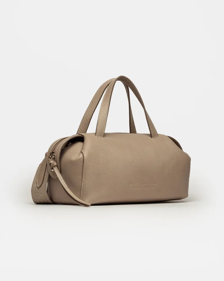 Cartera de mano estilo resort en cuero graneado para un look casual y elegante de Prüne en Bolsos y Carteras para argentina