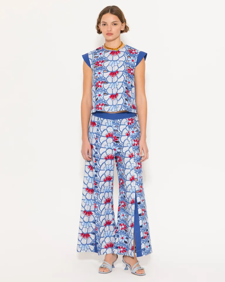 Pantalón ancho en broderie con cintura en lino azul, un diseño elegante y versátil de Jazmin Chebar en Pantalones para argentina