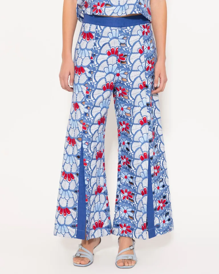 Pantalón ancho en broderie con cintura en lino azul, un diseño elegante y versátil de Jazmin Chebar en Pantalones para argentina