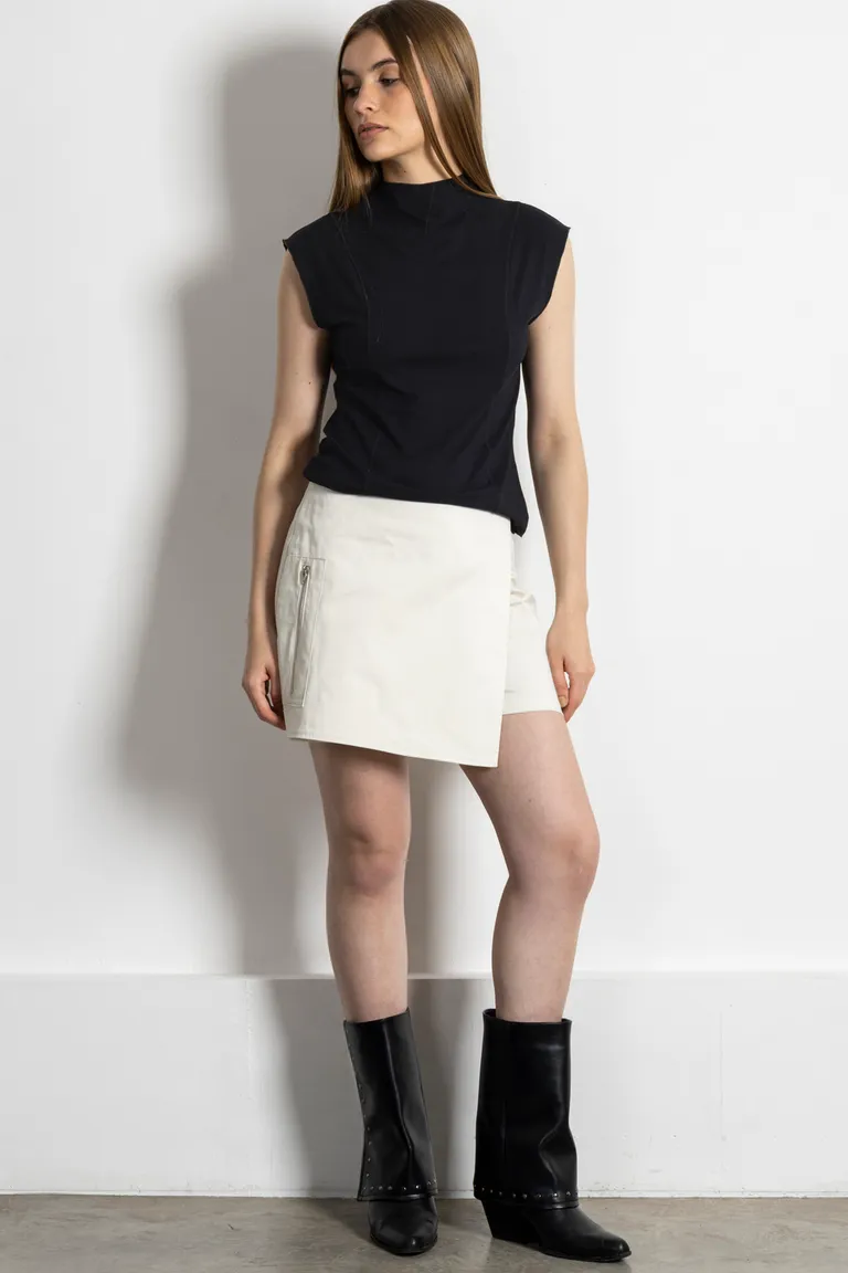 Falda corta de gabardina con sobrefalda y detalles de bolsillos de Kill en Faldas para argentina