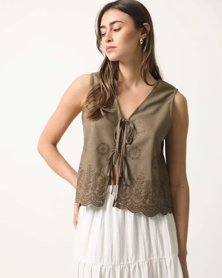 Chaleco bordado importado con lazos - Elegancia y refinamiento en una prenda versátil de Hesed en Chalecos para argentina