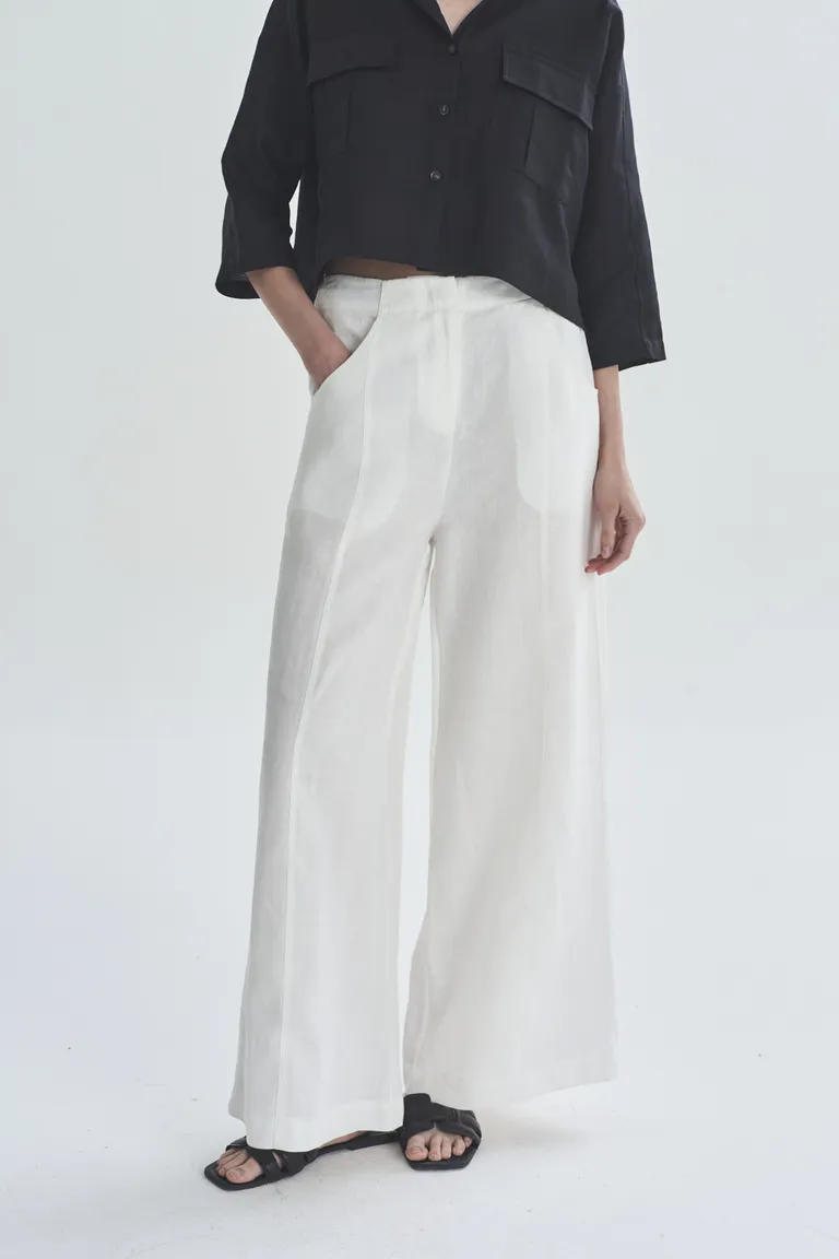 Pantalón Blanco de Corte Recto y Silueta Cómoda de Akiabara en Pantalones para argentina