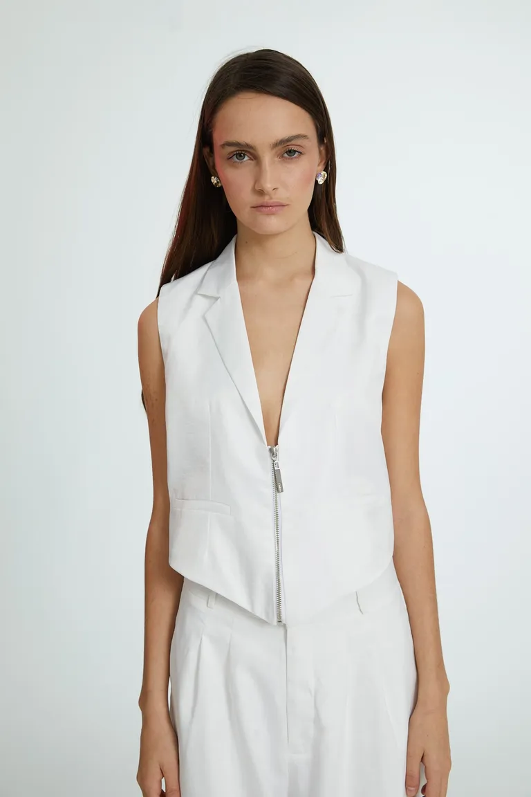 Chaleco Blanco Confeccionado en Seda Gamuzada con Cierre Metálico y Falsos Bolsillos de Naíma en Chalecos para argentina