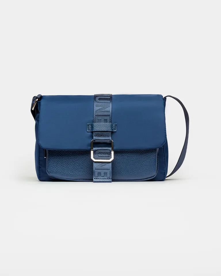 Bandolera moderna de nylon con detalles funcionales y combinación de texturas de Prüne en Bolsos y Carteras para argentina