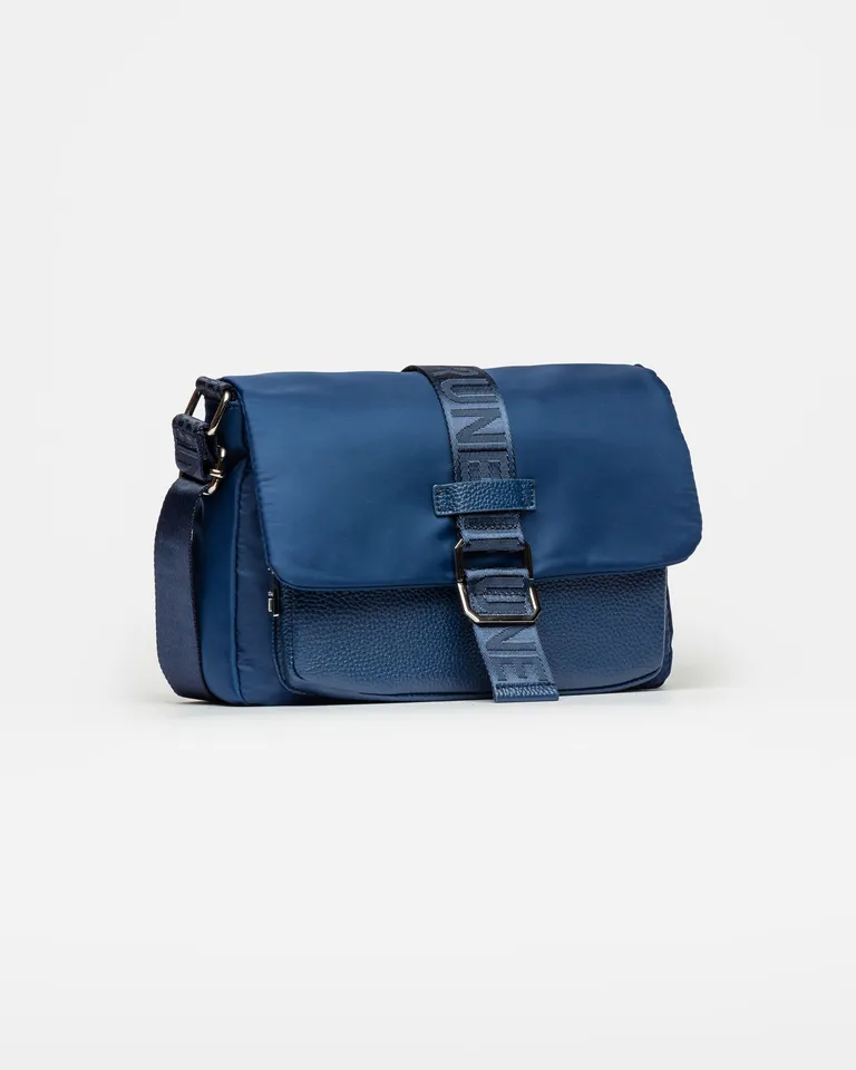 Bandolera moderna de nylon con detalles funcionales y combinación de texturas de Prüne en Bolsos y Carteras para argentina