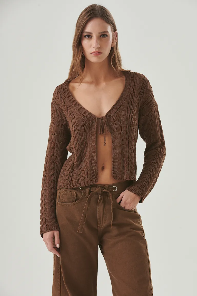 Saco de punto trenzado marrón: la prenda perfecta para un look casual y sofisticado de Sweet en Buzos y Sweaters para argentina
